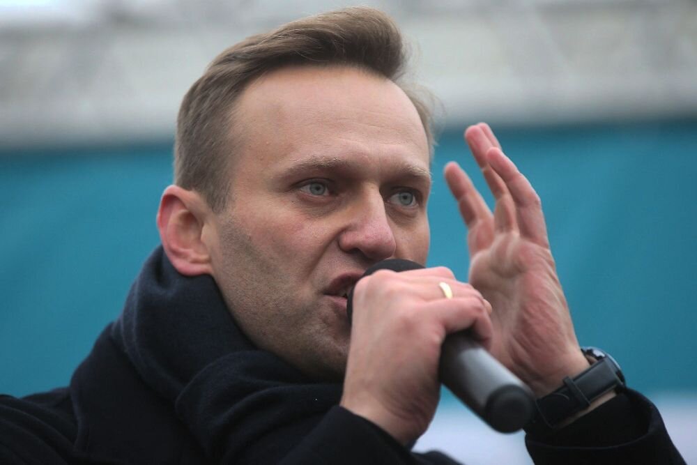Алексей Навальный - уроженец деревни Бутынь Одинцовского района Московской области был юристом, а также известным российским политиком, оппозиционером, общественным деятелем и видеоблогером.-1-4