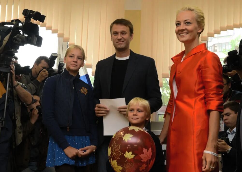 Алексей Навальный - уроженец деревни Бутынь Одинцовского района Московской области был юристом, а также известным российским политиком, оппозиционером, общественным деятелем и видеоблогером.-1-7