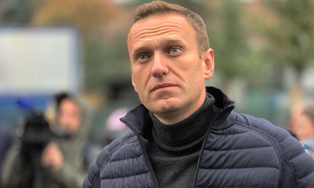 Алексей Навальный - уроженец деревни Бутынь Одинцовского района Московской области был юристом, а также известным российским политиком, оппозиционером, общественным деятелем и видеоблогером.-1-6