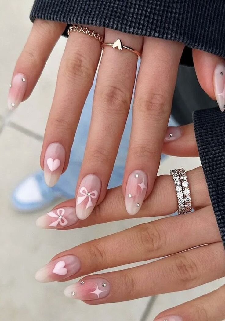 Маникюр в этой эстетике предполагает нежно-розовые оттенки: от самого бледного до более насыщенного малинового цвета. Дополнить такой лак можно переливающейся втиркой, мелкими блестками и небольшими украшениями: жемчужинами, бантами или стразами. 