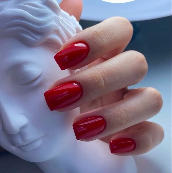 Однотонное красное покрытие не нуждается в дополнении, но, если вы любите дизайны, лучше сочетать такой лак с минималистичными дизайнами поверх полупрозрачной базы.