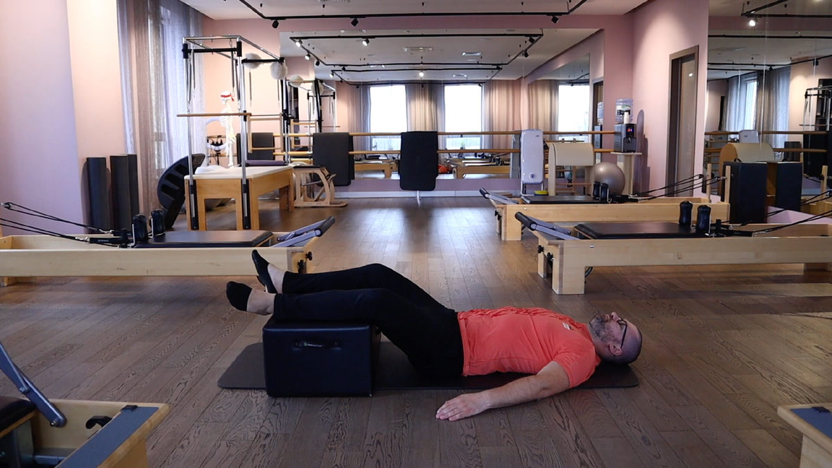 Сгибание запястий с гантелями. Тренировки 3 1. Комплекс вольных упражнений 3 для военнослужащих. Тренажерный зал. Мужчина занимается спортом.