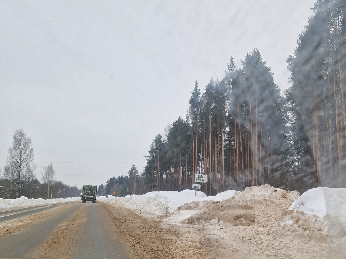 На въезде в город.