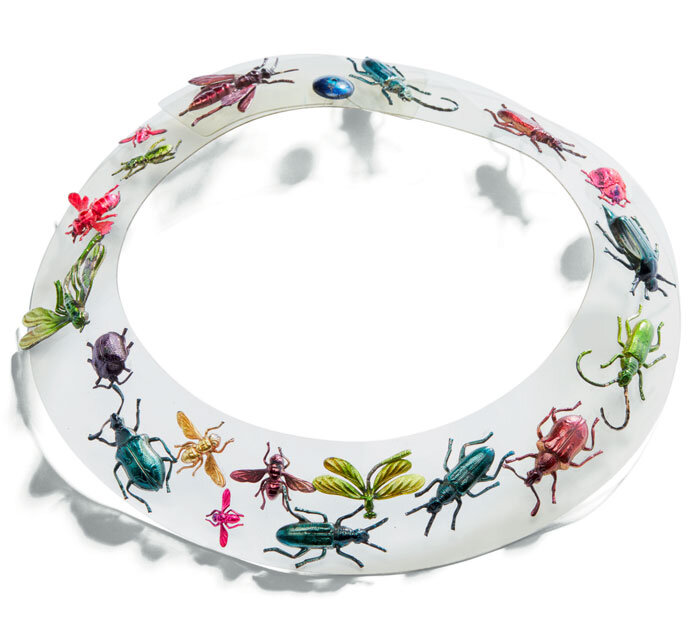 То самое колье с насекомыми.