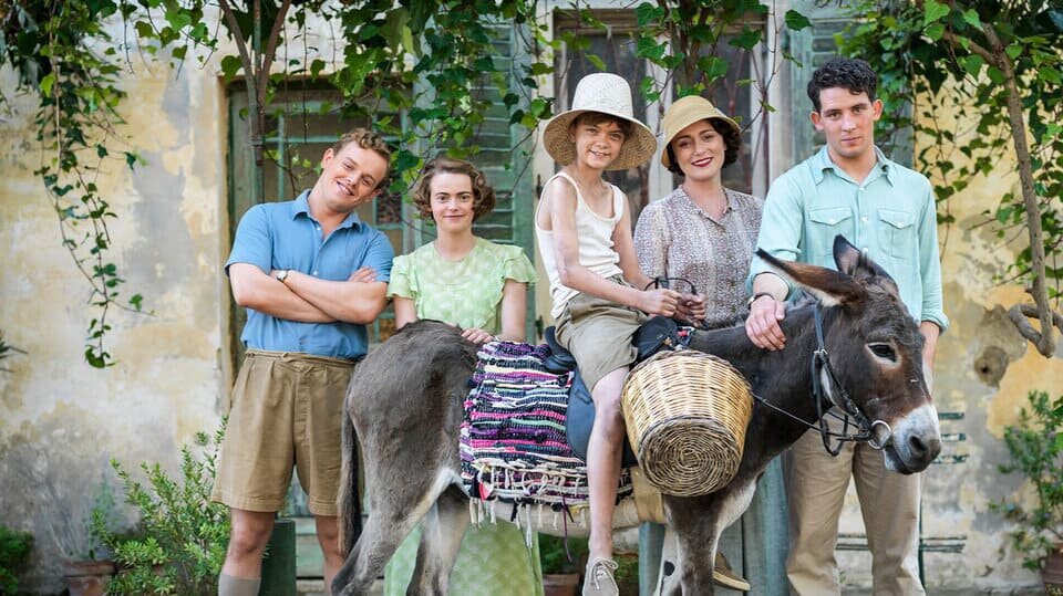 Кадр из сериала "Дарреллы". Мать и четверо ее детей. Самый младший Джерри (тот, что сидит на осле), вырастет тем самым знаменитым Джеральдом Дарреллом