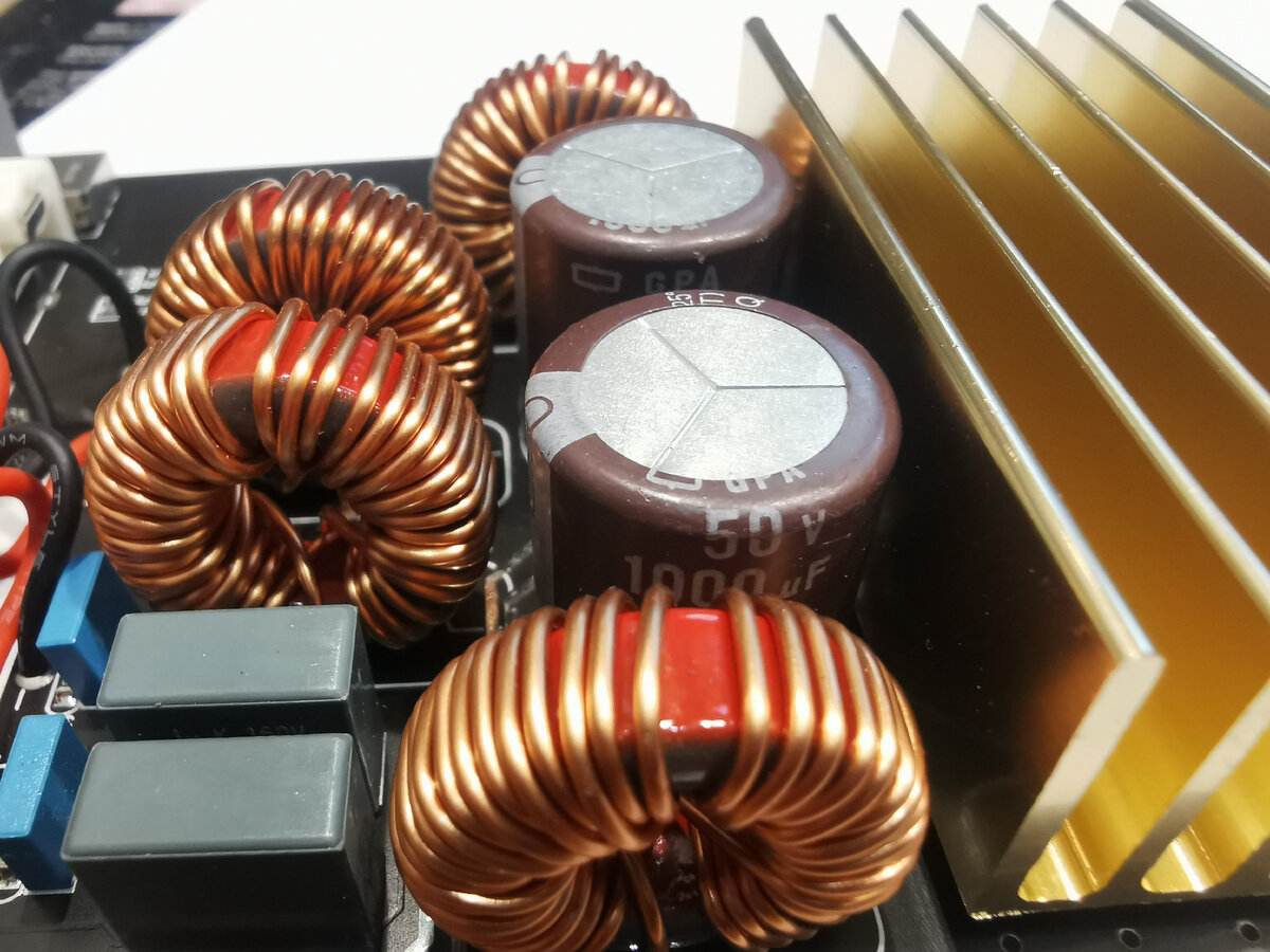 На заводе поставили 2 конденсатора ELNA 1000 мкФ/50 В