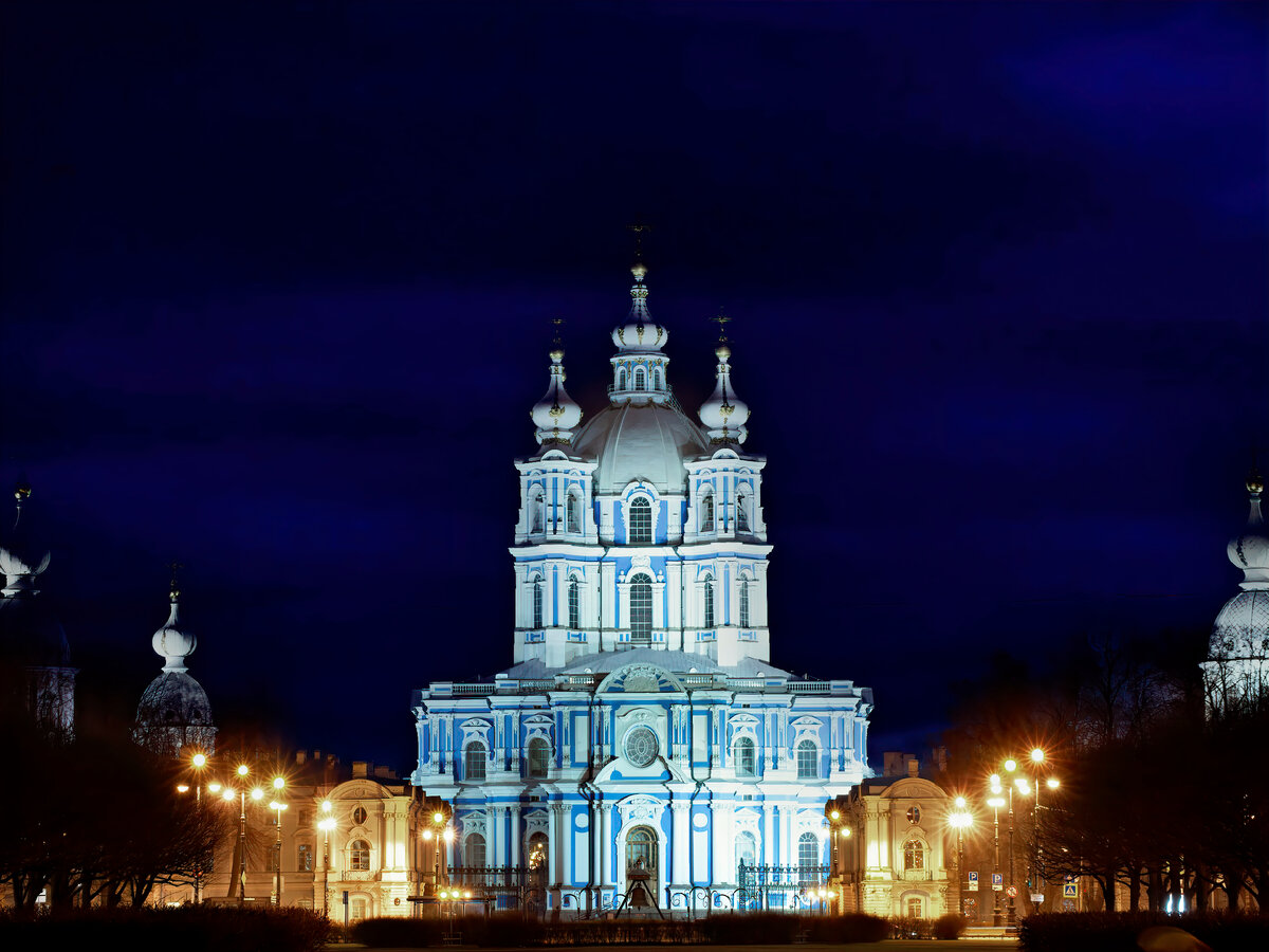 Смольный собор вечером.