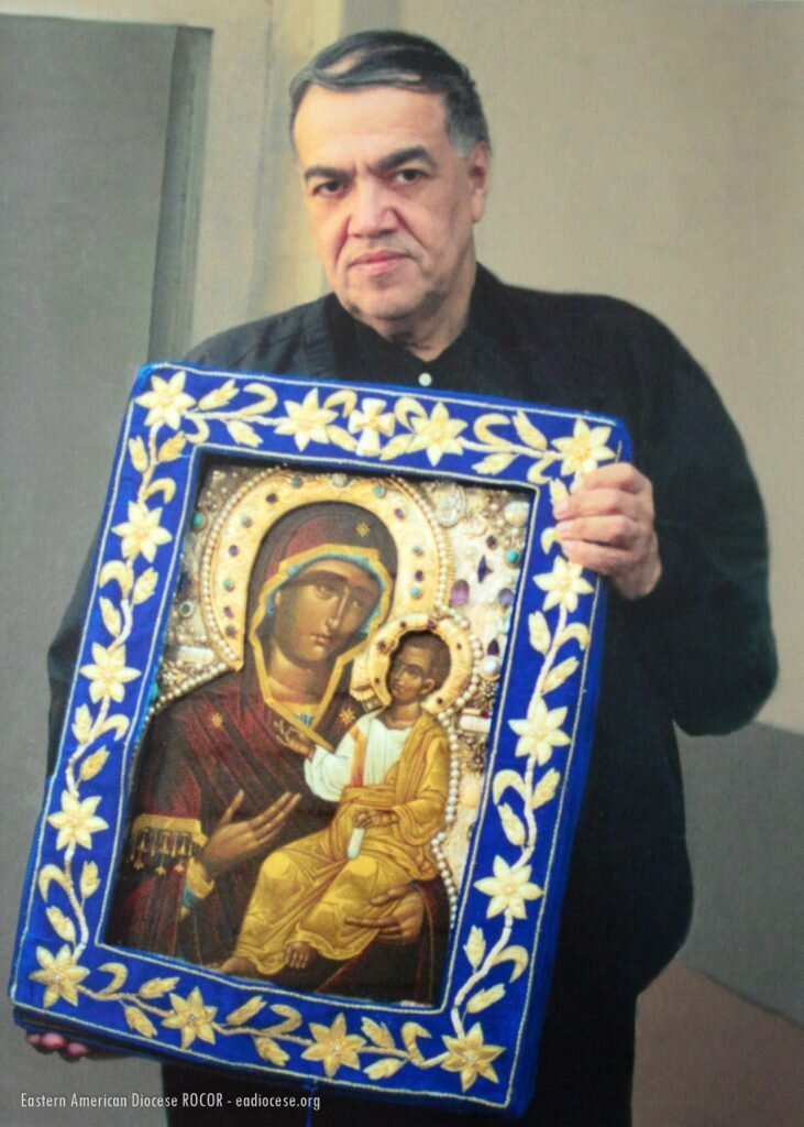 Хосе (Иосиф) Муньос-Кортес с
Иверской иконой Божией Матери.
iveronmonastery.org