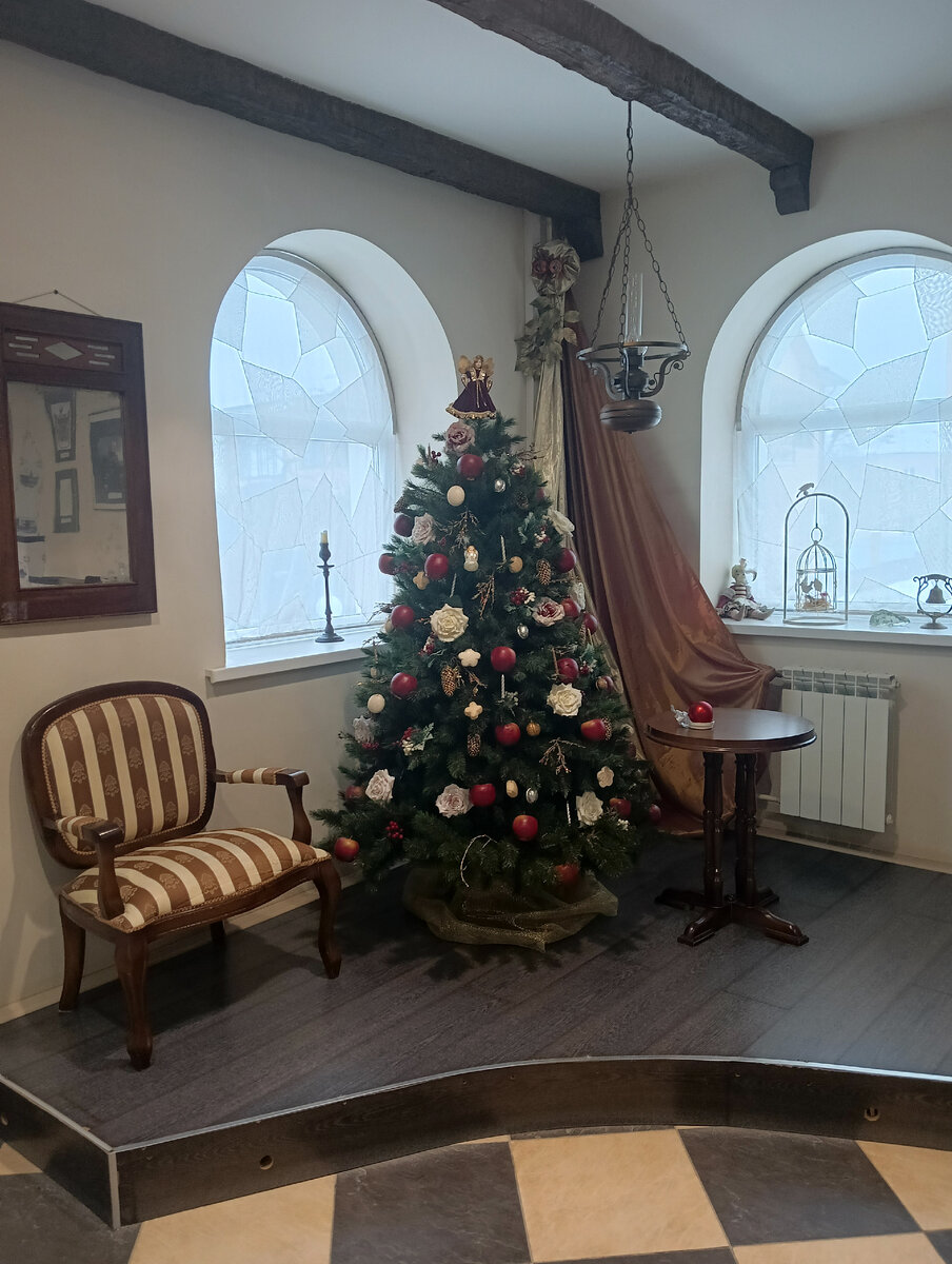 Ёлка украшенная яблоками. 