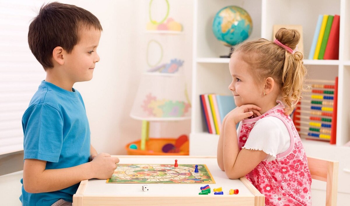 Важно помнить, что эмоциональный интеллект играет огромную роль в жизни каждого человека. Поэтому от малых лет нужно уделять внимание его развитию. 🧠Первая игра – "Эмоциональные карточки". Создайте карточки с изображениями различных эмоций и попросите ребенка показать, что он чувствует в данный момент. Это поможет расширить его эмоциональный словарь и научит выражать свои чувства. 😊😡😢