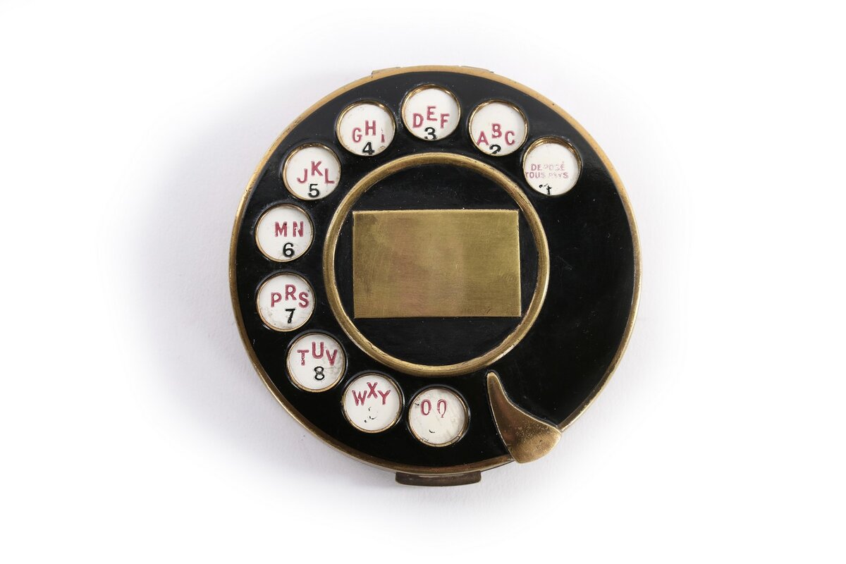 Пудреница в виде "циферблата телефона" Сальвадор Дали