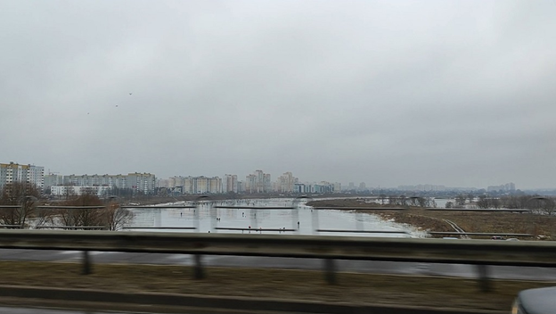 Фото автора. Такое количество рыбаков видела только на Волге. Не боятся, несколько дней "+", вода залила лед.