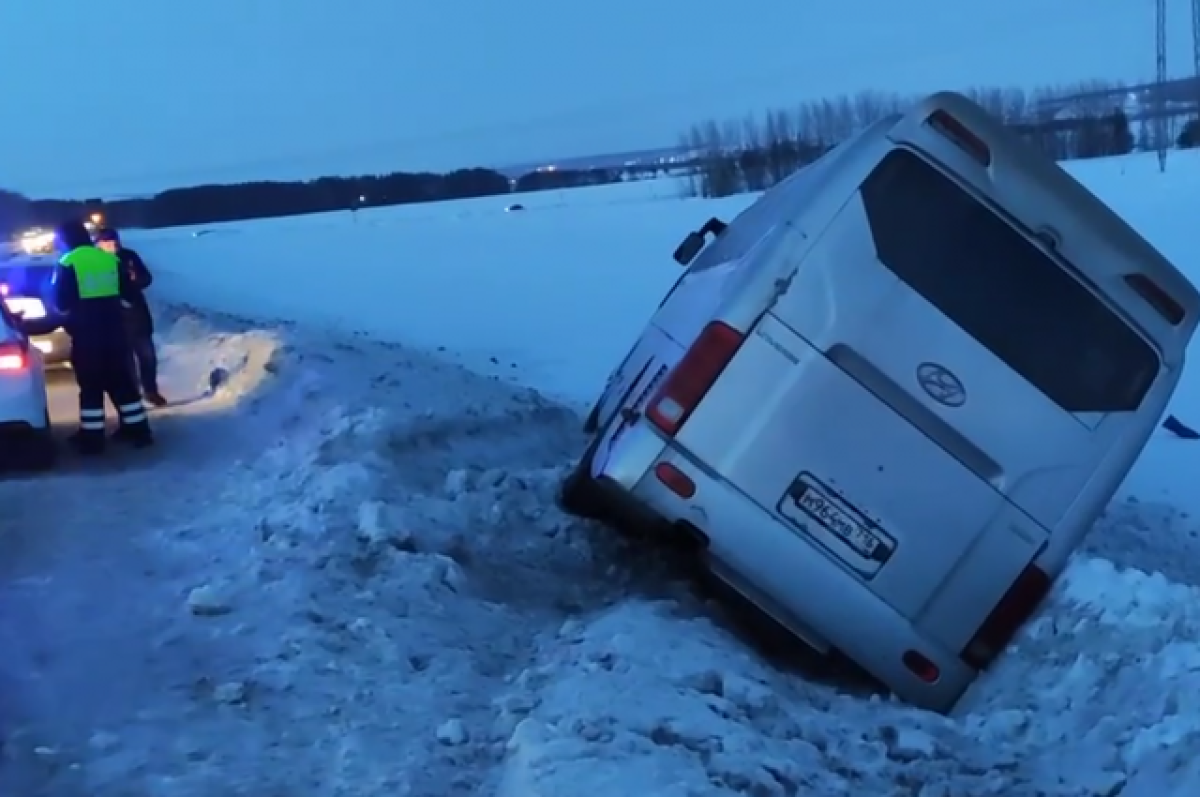    Междугородний автобус с 40 пассажирами вылетел в кювет в Татарстане