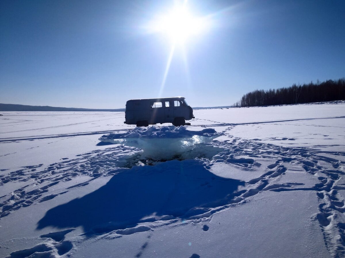 Зима в Амурской области суровая, поэтому лёд толстый и крепкий