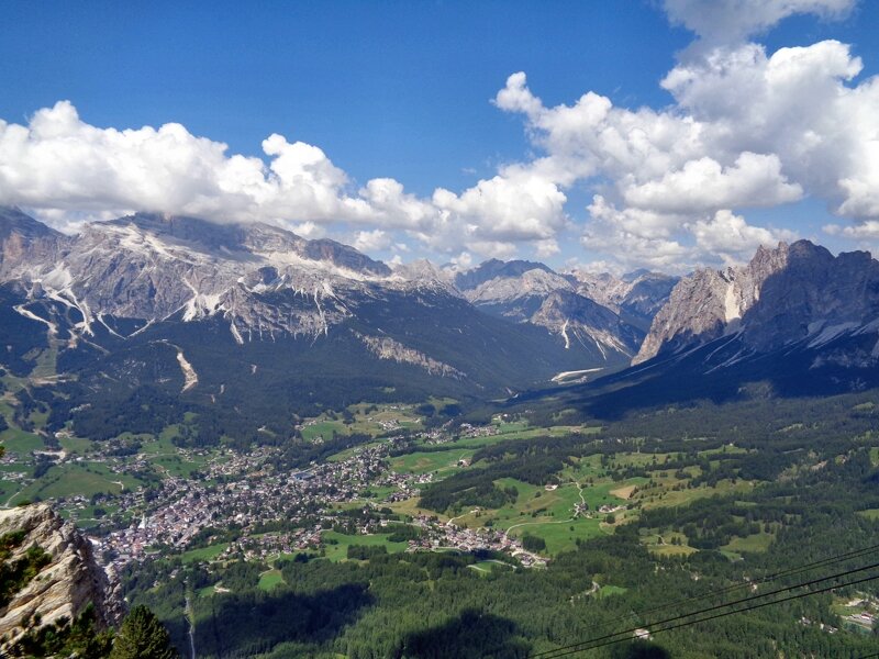 https://commons.wikimedia.org/wiki/File:Cortina_d%27Ampezzo._2018_(1)_04.jpg