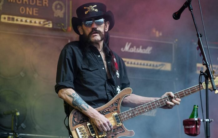 Лемми Килмистер из Motorhead выступает на фестивале Гластонбери на ферме Уорти, Пилтон, 26 июня 2015 года в Гластонбери, Англия. (Фото Самира Хусейна/Redferns через Getty Images)