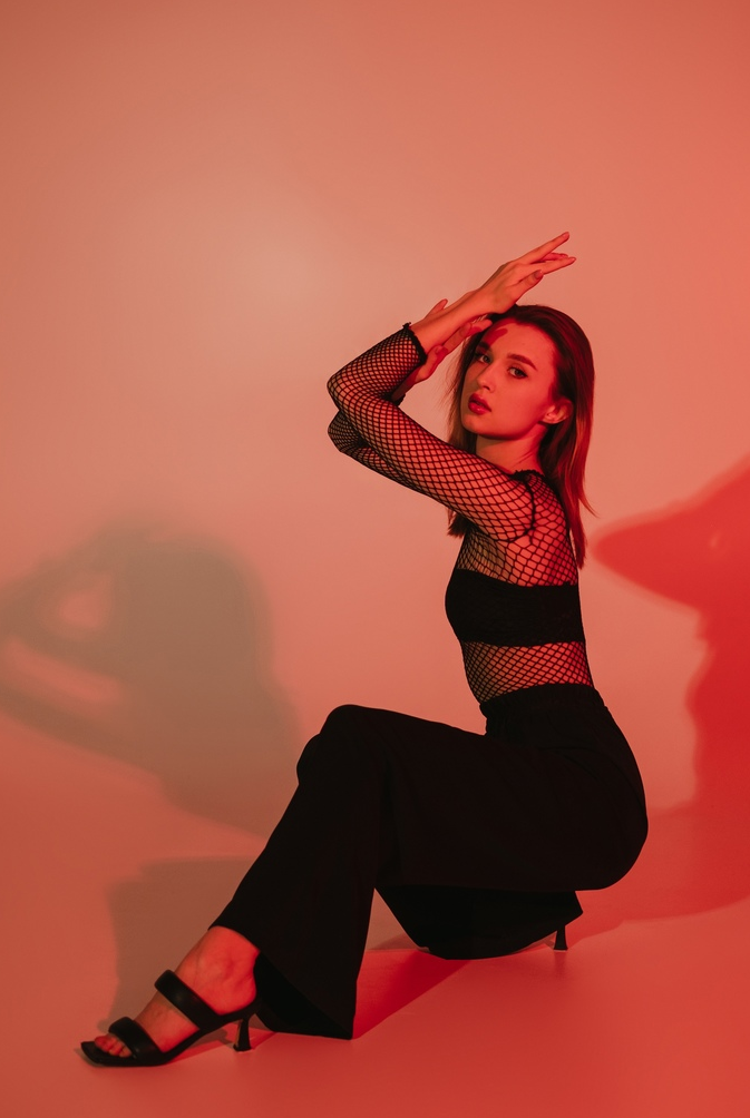 Человек предлагает выбор. Выбран из самых простых и. Выбор человека. Выбран из самых простых и. Девочка дизайнер.