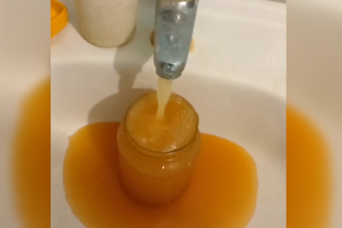    Такая вода годами течёт из-под крана в селе Мостовка Прибайкальского района.