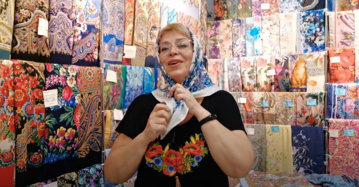 Наталья Белокур ведет видеолекции о продукции мануфактуры. Кадр видеоролика.