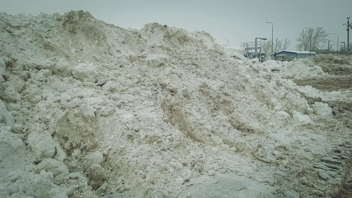     Власти Нягани заявили, что в городе стартуют мероприятия по предупреждению возможных ЧС из-за весеннего паводка. Подрядчика начали торопить с вывозом снега.