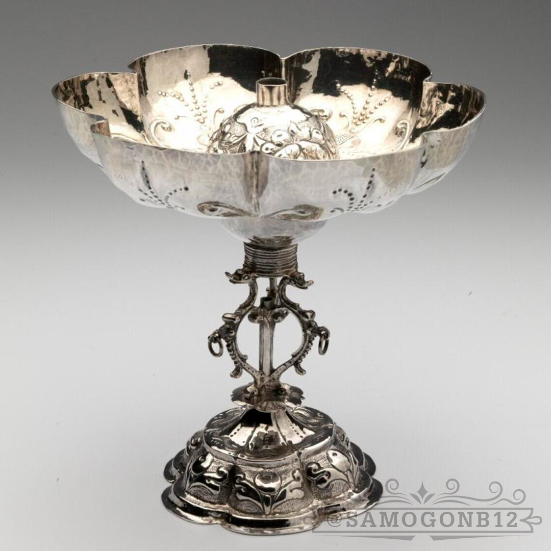 «Hansken is in de kelder» (Гензель в подвале) можно прочитать на щите рыцаря в середине блюда. Под ногами рыцаря есть отверстие. Когда блюдо наполняется напитком, Гензель – крошечный ребенок – поднимается. В 17 веке на такой посуде богатые люди сообщали друзьям и близким о скором рождении ребенка.