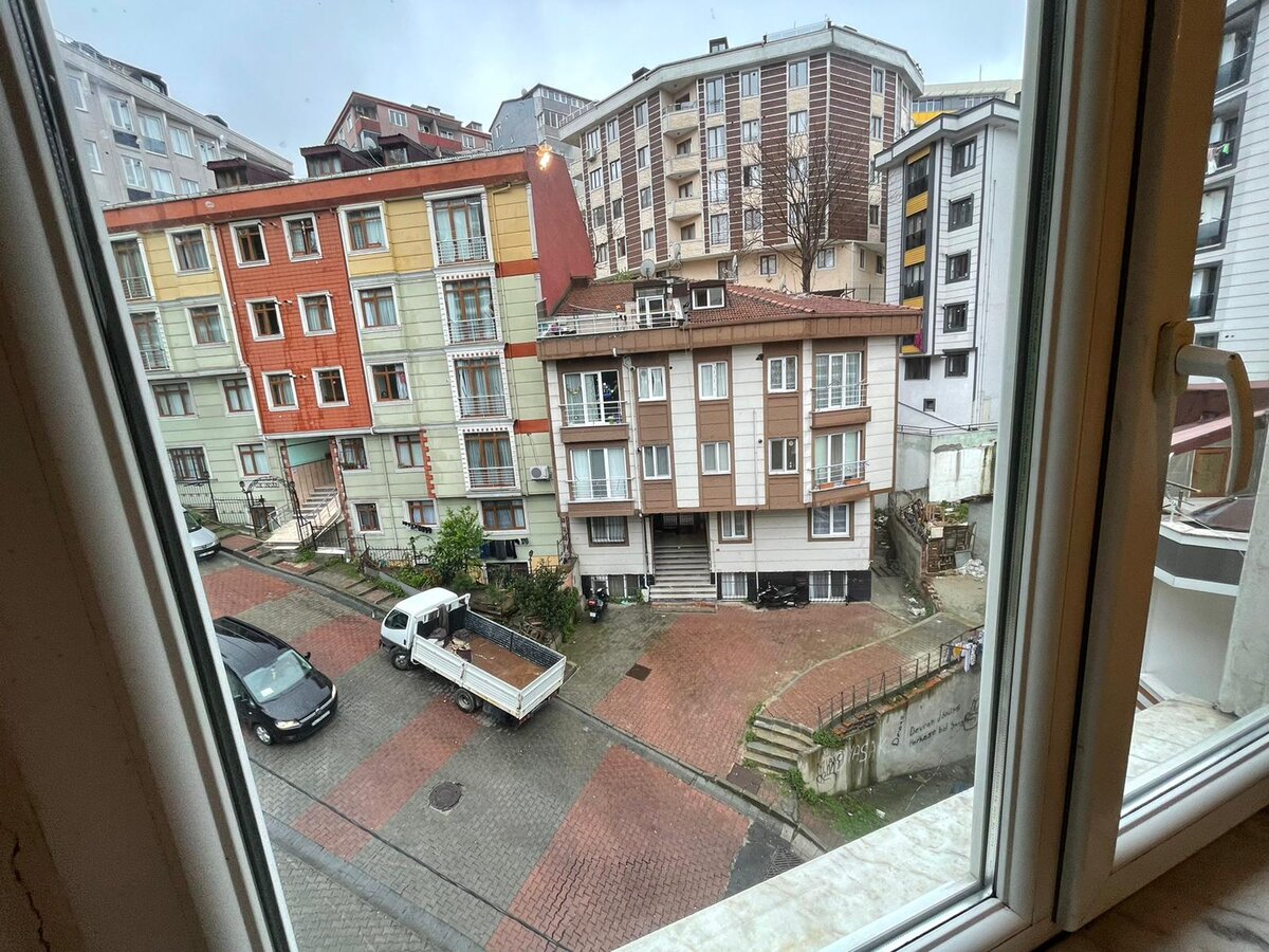 Вид из окна из квартиры в Стамбуле, которую я снимал через Airbnb.com 