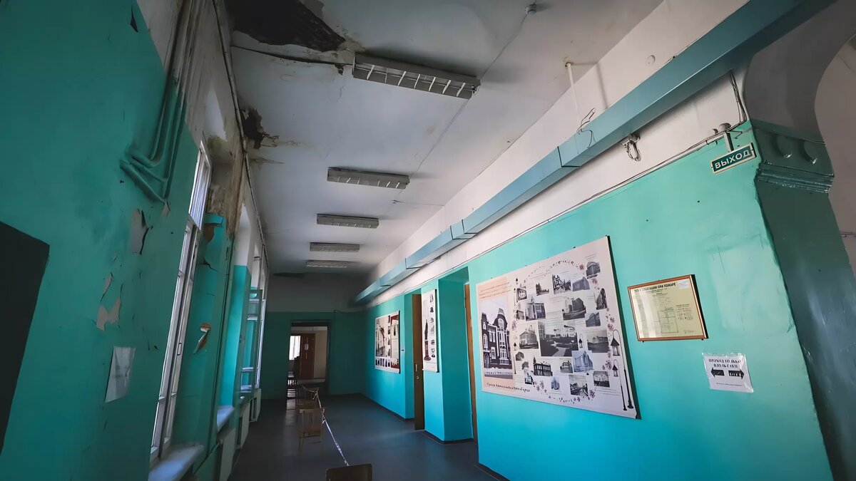     Родители и ученики неоднократно жаловались на холод в помещениях. Ремонт планируется завершить до августа 2025 года.