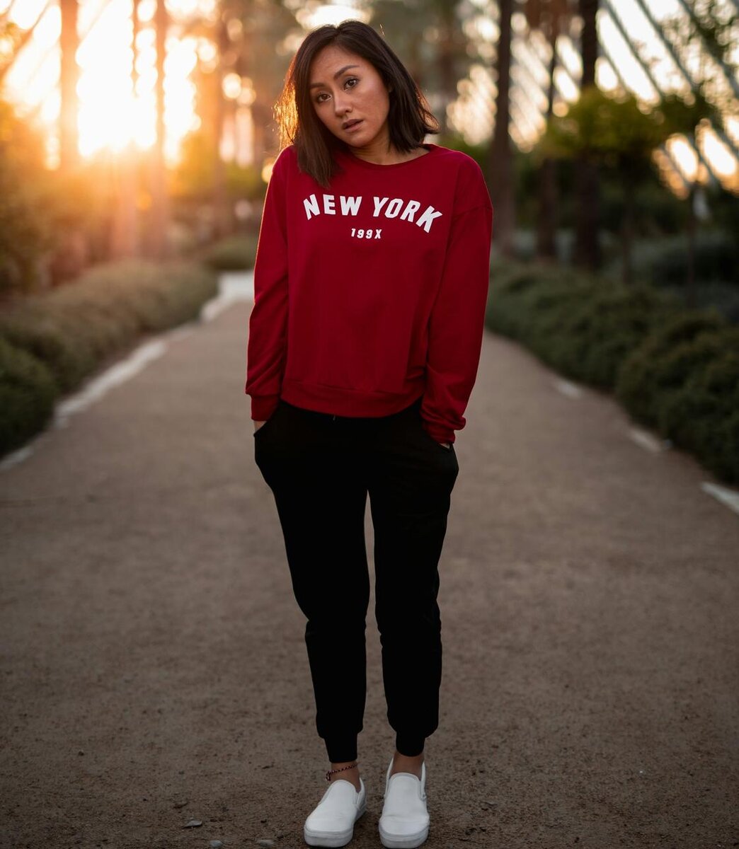    Девушка в красном свитшоте и спортивных штанах:Unsplash/Leon Macapagal