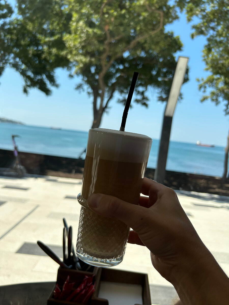 Капучино на море, фото из личного архива, а то подумаете, что я сейчас там отдыхаю!