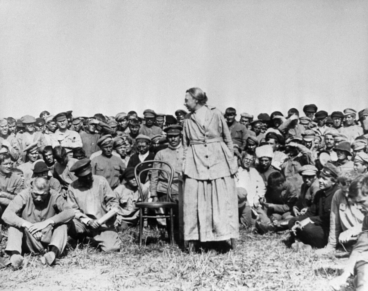    Весной 1917 года Крупская и Ленин вернулись в Россию. Надежда Константиновна стала верным помощником Ленина в революционной борьбе. По воспоминаниям замнаркома просвещения РСФСР Михаила Покровского, она «делала то, что делают настоящие хорошие замы, — разгружала Ленина от всей текущей работы» / РИА Новости