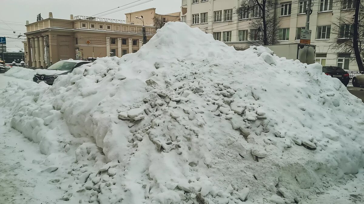     Жители Ленинского района жалуются, что в районе завода «Электрон» с завидной скоростью растут сугробы. Причем происходит это вовсе не из-за обильных снегопадов.