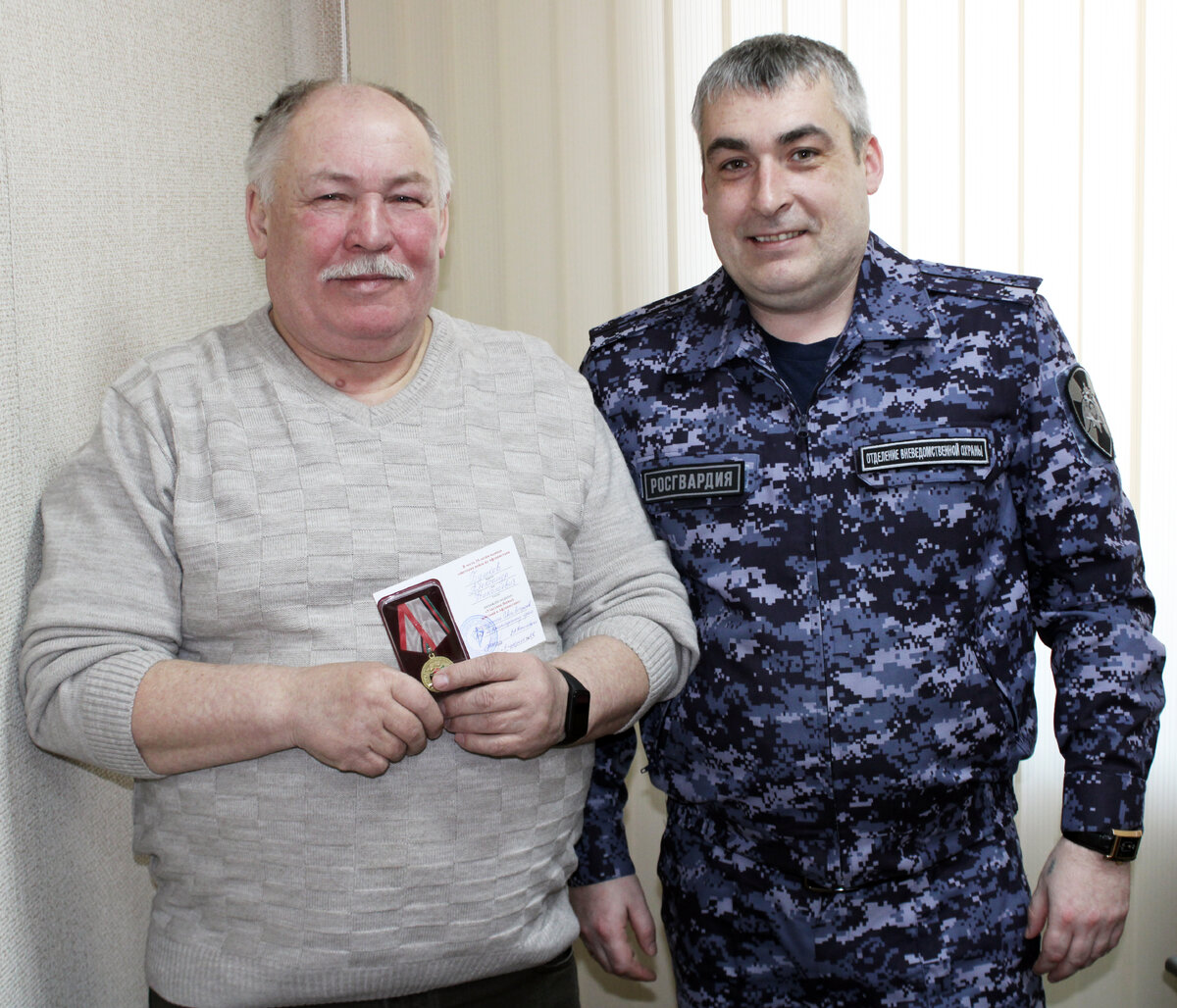 Ветеран вневедомственной охраны Александр Бушков и руководитель отделения Росгвардии по Богучанскому району Андрей Бузлуков. Фото Сергея Каверзина