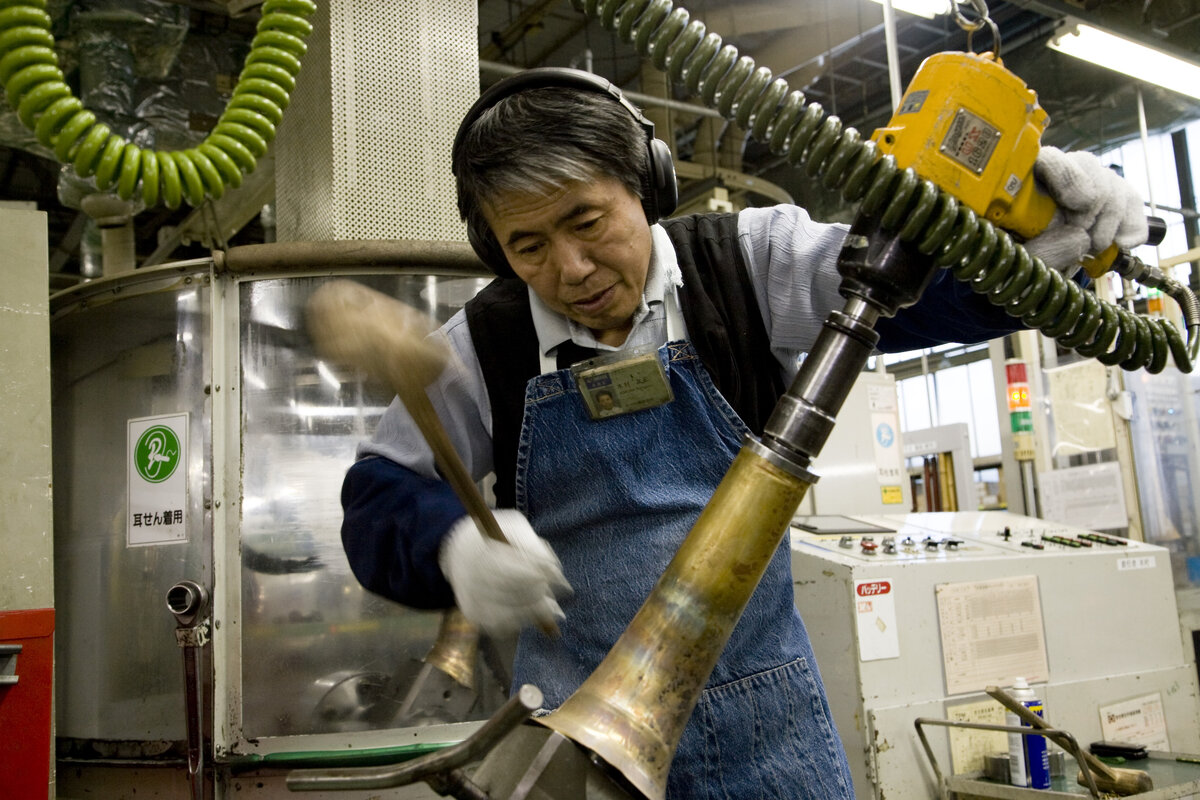 Ручная ковка раструба саксофона Yamaha серии Custom