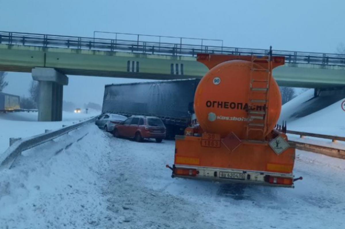    Под Ярославлем перекрыли трассу М-8 из-за ДТП с бензовозом
