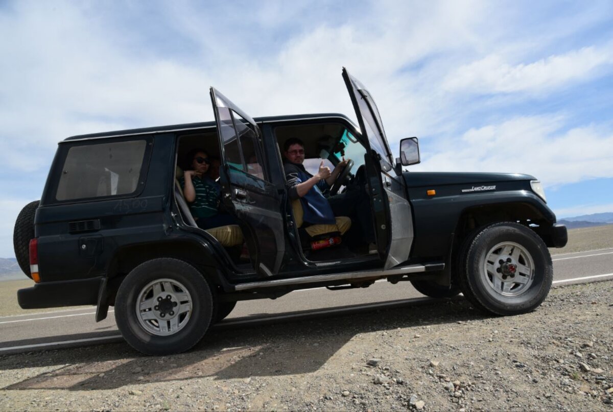 Путешествовать по Монголии нужно на машинах с высокой посадкой.