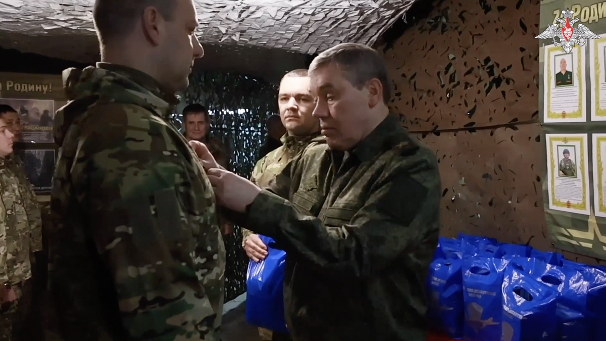    Начальник Генштаба ВС РФ наградил бойцов 58-ой общевойсковой армии ЮВО. Фото: Минобороны РФ