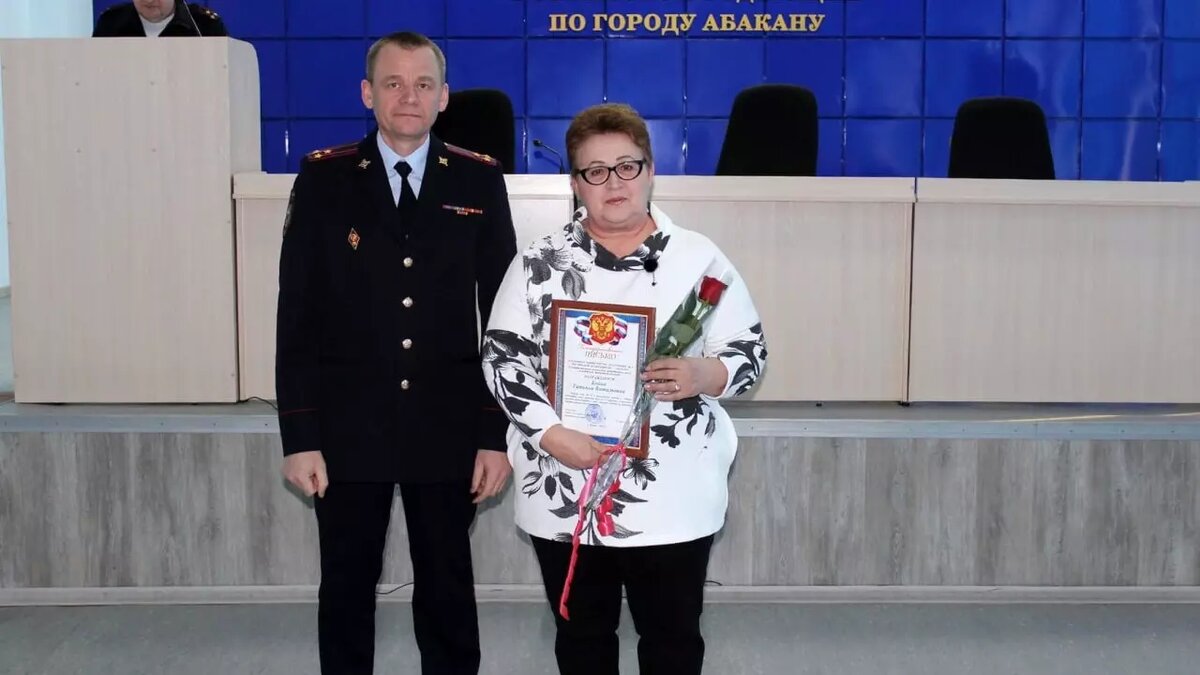     Татьяна Бойко из Абакана не дала бабушке из Минусинска перевести более 200 тысяч рублей мошенникам, сообщает МВД по Хакасии.