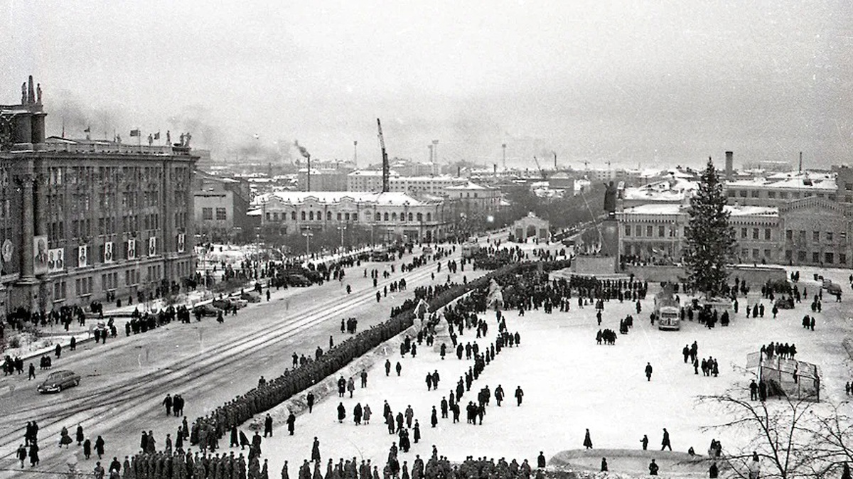 Екатеринбург встречает 1959 год. Площадь 1905 года. Фото из сообщества ВКонтакте  "Неизвестный Екатеринбург" (https://vk.com/club211001784)