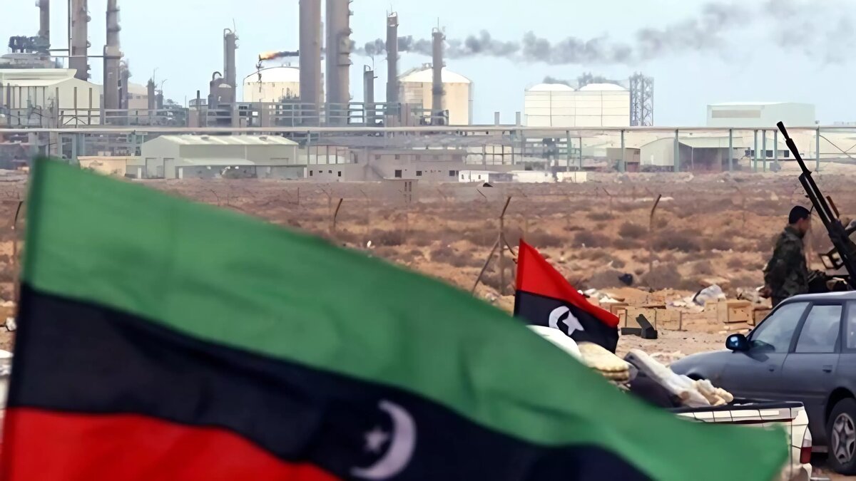    Гвардейцы на нефтяном комплексе Меллита в Ливии требуют увеличения заработной платы.