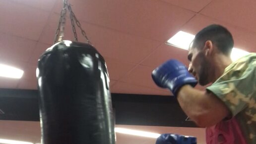 спортсмен в наушниках. спортсмены в тренажерном зале. плейлист для тренировок. Under armour скала джонс. музыкальная подборка для тренировок.