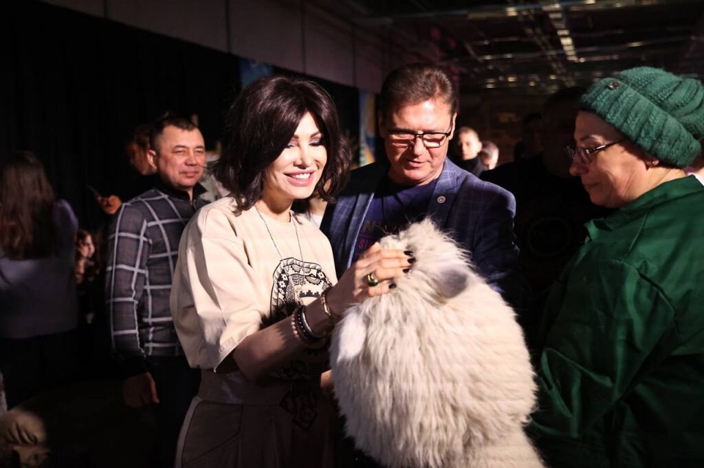 Организатор фестиваля Ирина Текслер и министр культуры Алексей Бетехтин в контактном зоопарке. Фото Юлии Боровиковой (Вечерний Челябинск)