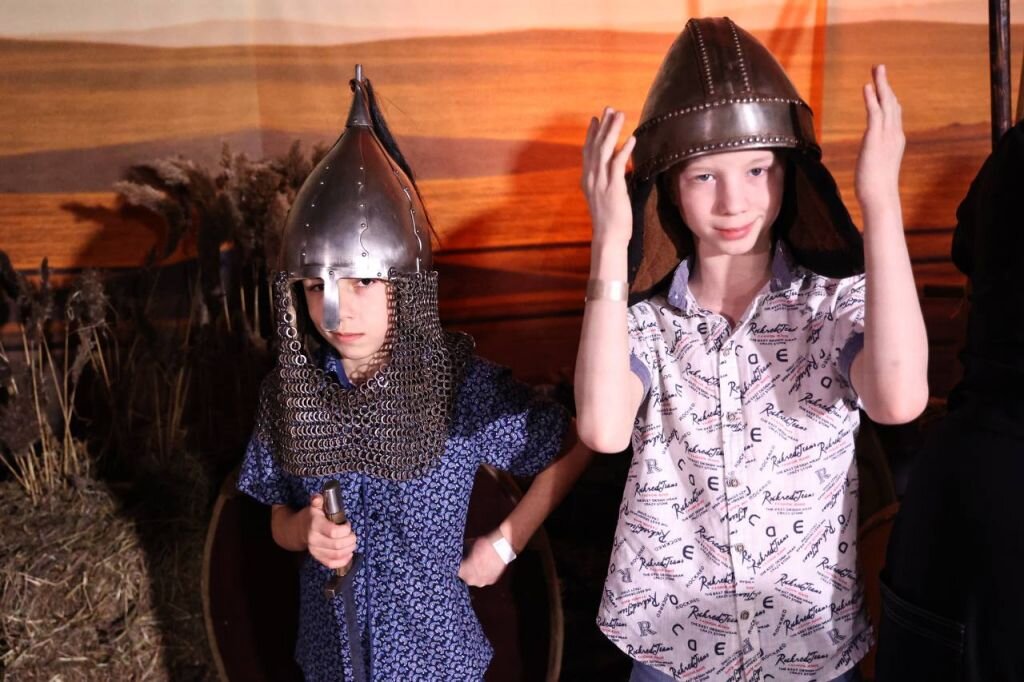 2 тысячи в руках. Тысяча рублей. Деньги 1000 рублей. Четыре тысячных. Тысяча рублей.