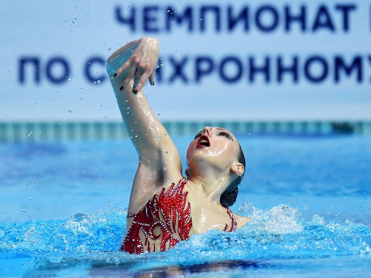 Чемпионка по синхронному. Ромашина синхронное плавание. Чемпионка по синхронному. Шишкина олимпийская чемпионка. Чемпионка по синхронному.