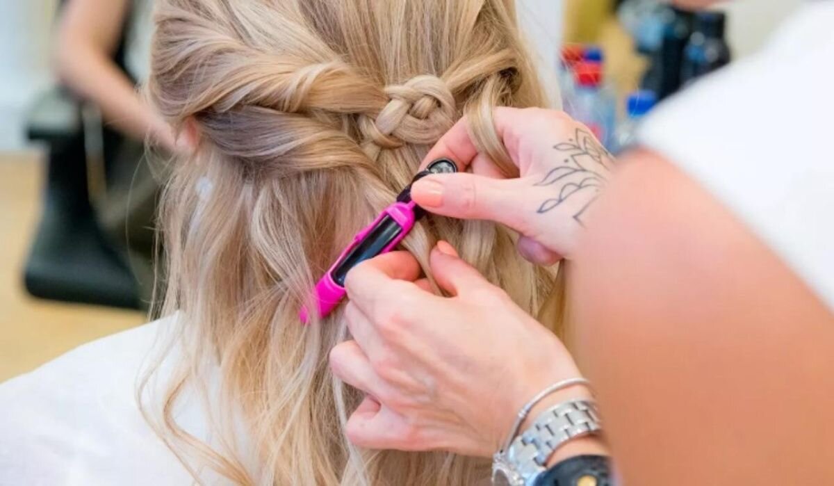     Парикмахер делает прическу. Источник: mos.ru Автор фото: Ю.Иванко