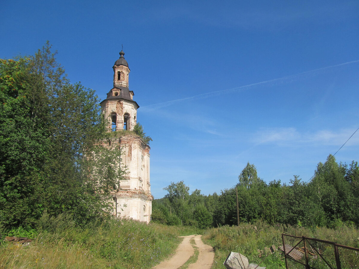 Русские переселенцы пожаловали. Избы срубили, а после и деревянную церковь Петра и Павла на горе поставили. Со временем вместо обветшавшего храма построили каменный (1750 год) и колокольню (1784 год) высотой в сорок метров рядом соорудили... 