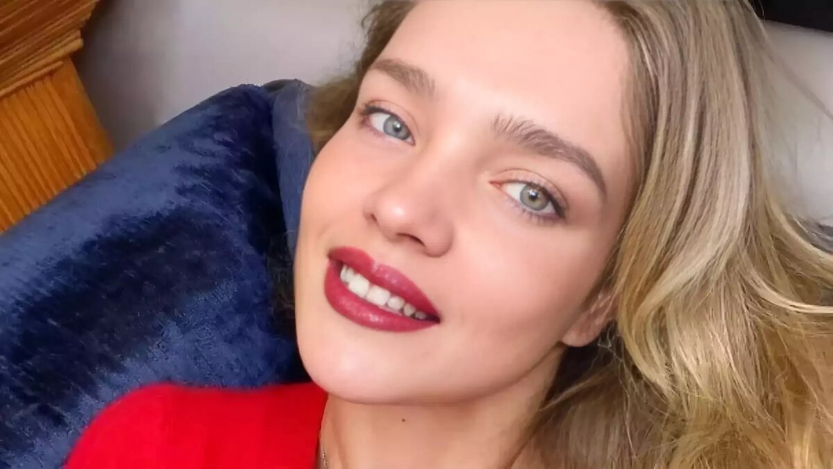     Известная супермодель Наталья Водянова из Нижнего Новгорода считает свою бабушку примером для подражания. Свое мнение она озвучила в ролике на YouTube-канале «VOGUE KOREA» (12+).