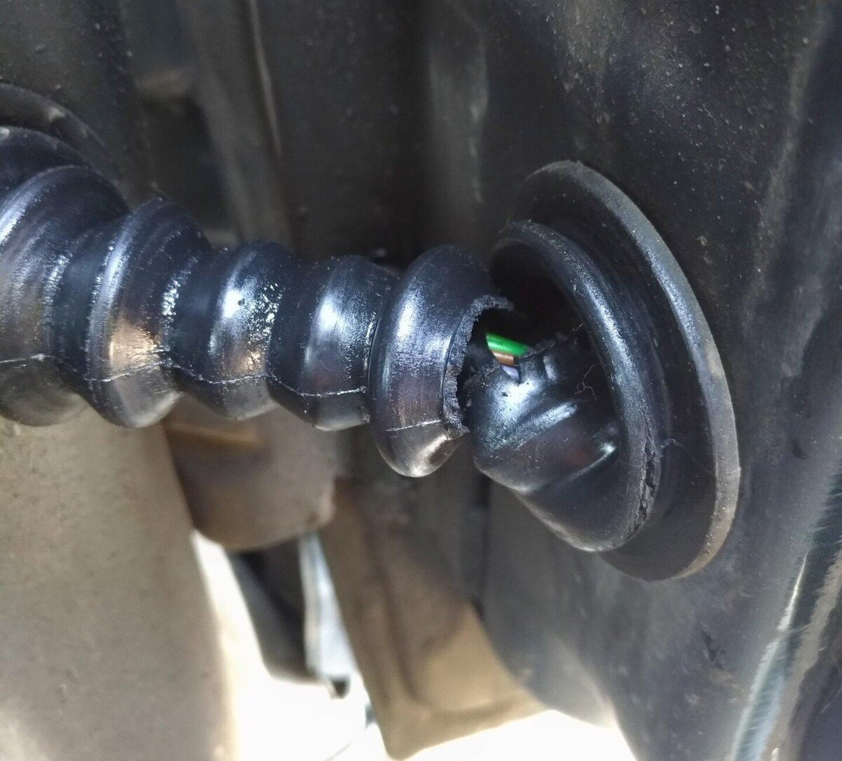 Известная проблема УАЗ Патриот – быстрое повреждение защитных трубок проводов дверей, это такая гофра, внутри которой проходят провода из кузова в двери.