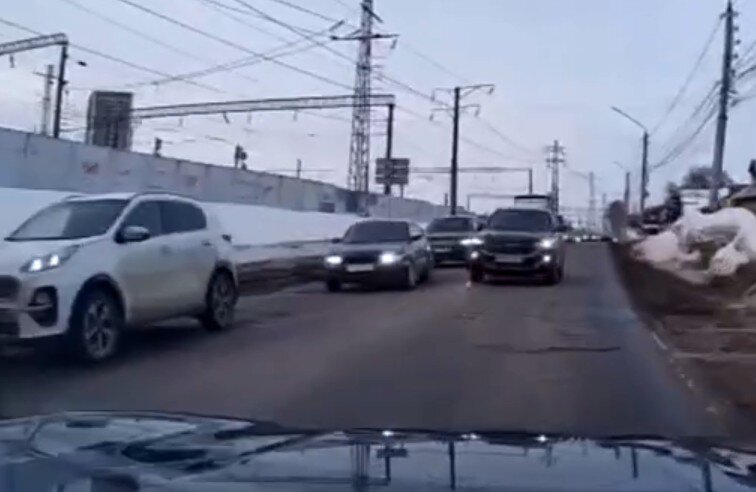    На Михайловском шоссе Рязани водитель объехал пробку по встречке7info.ru