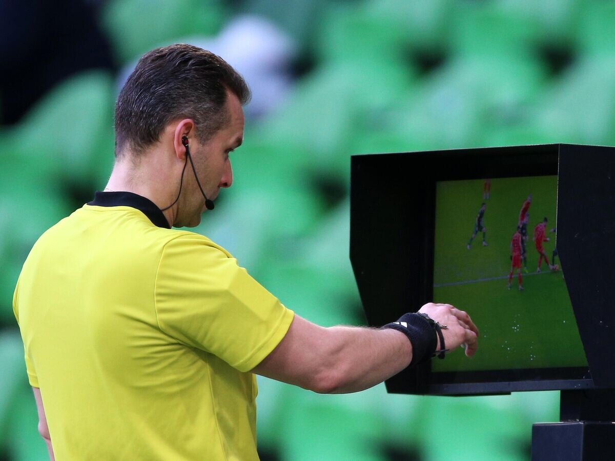    Главный арбитр встречи Евгений Турбин просматривает видеоповтор игрового момента в матче 20-го тура чемпионата России© РИА Новости / Виталий Тимкив