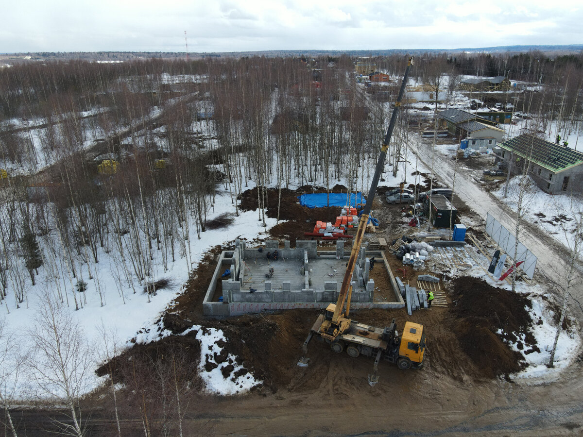 радиатор отопления. холодно дома. коты греются. тепло в доме. тепло дома.